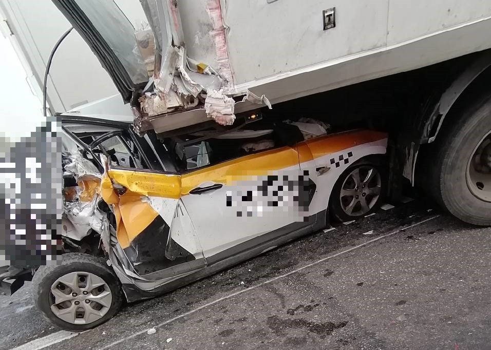 Водитель иномарки "догнал" ГАЗ на трассе в Тверской области