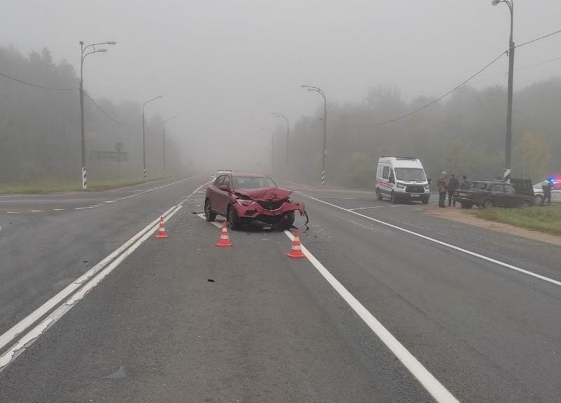 ВАЗ и Renault столкнулись на трассе в Тверской области, есть пострадавший