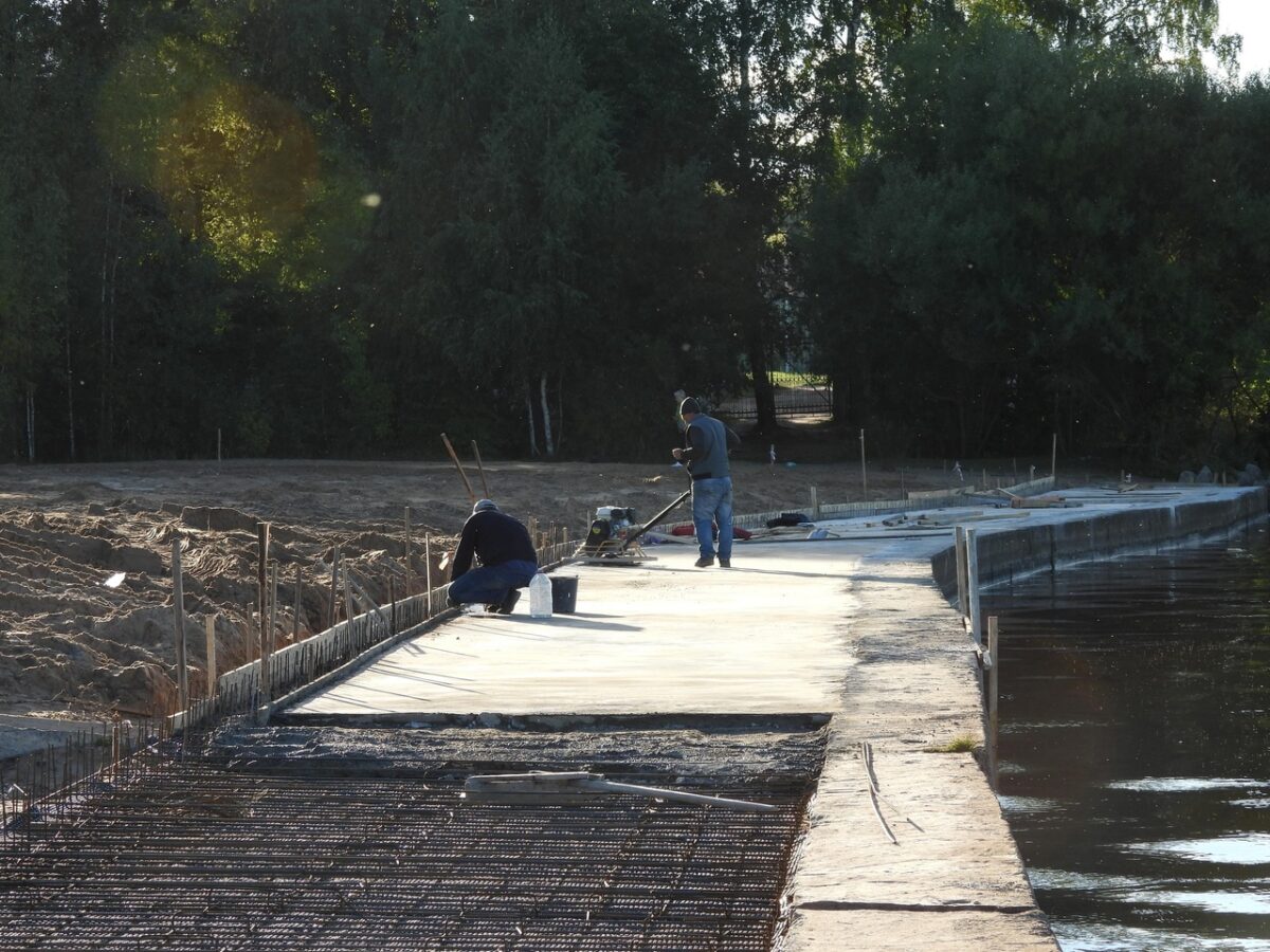 В Калязине продолжаются работы на набережной Волги