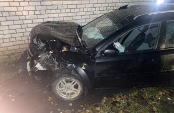 В Тверской области попытка проскочить окончилась для легковушки стеной