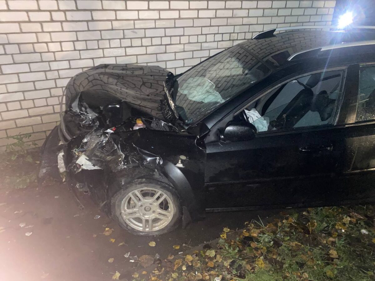 В Тверской области попытка проскочить окончилась для легковушки стеной