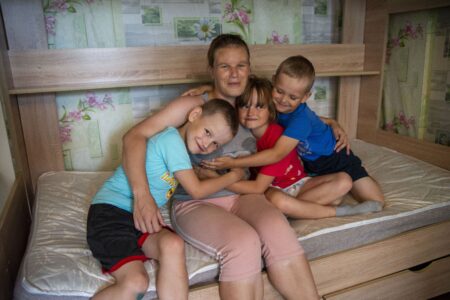 Дети вернулись домой и познакомились с маленькой сестрёнкой Дети вернулись домой и познакомились с маленькой сестрёнкой