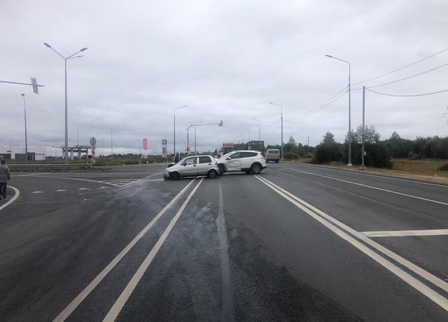 В Тверской области водитель, решивший развернуться, спровоцировал ДТП с пострадавшим В Тверской области водитель, решивший развернуться, спровоцировал ДТП с пострадавшим