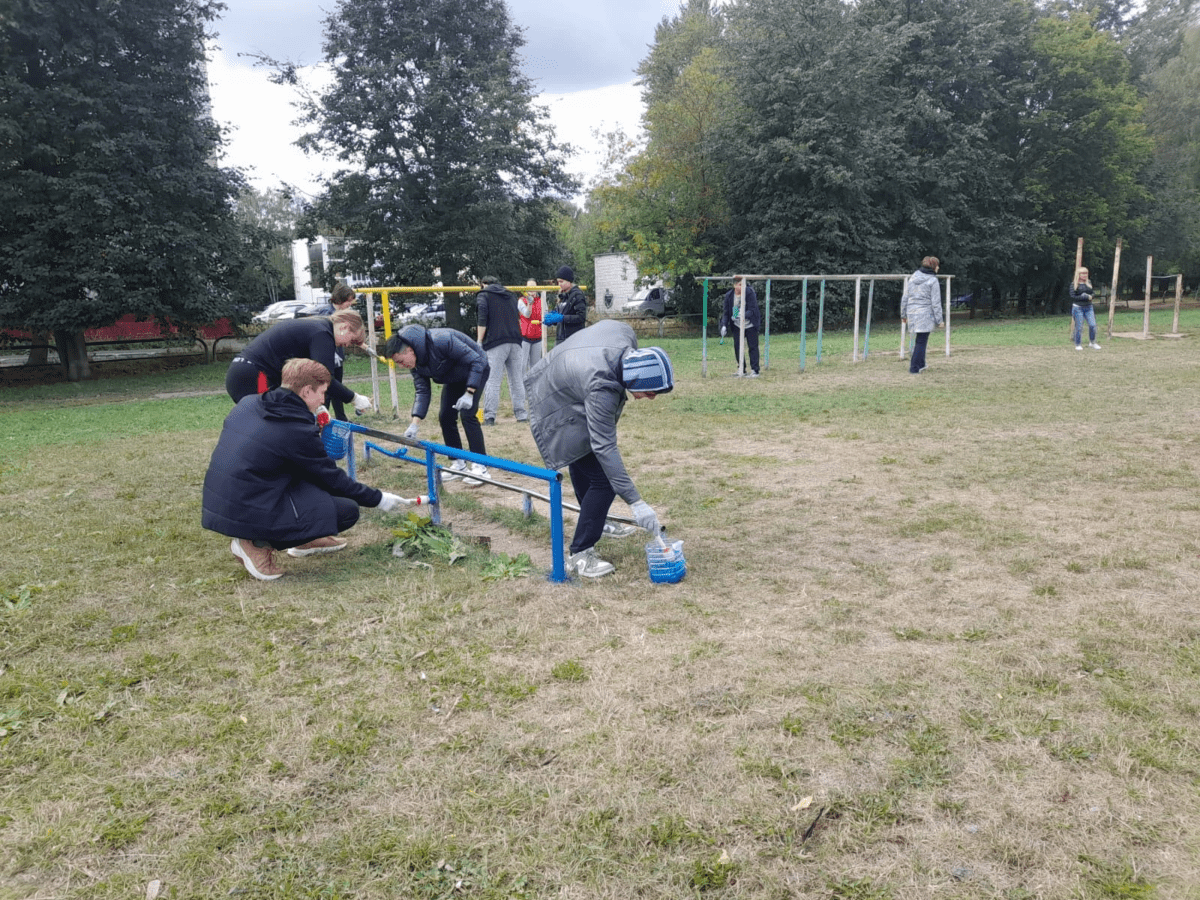 В Твери депутаты Гордумы и общественник организовали субботник на стадионе школы