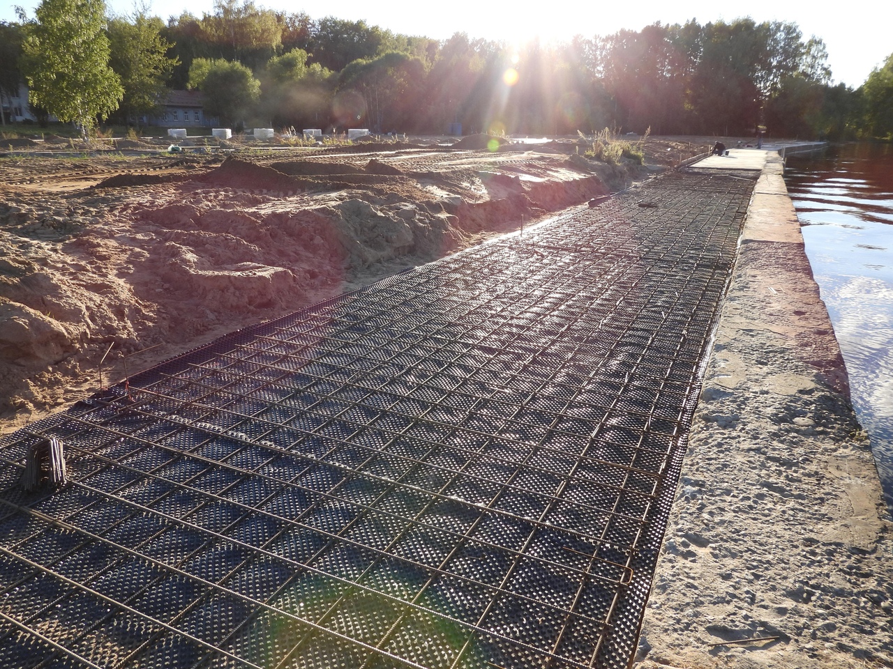 В Калязине продолжаются работы на набережной Волги