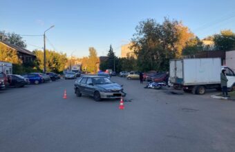 Мотоциклист попал в больницу после столкновения с тремя автомобилями в Твери