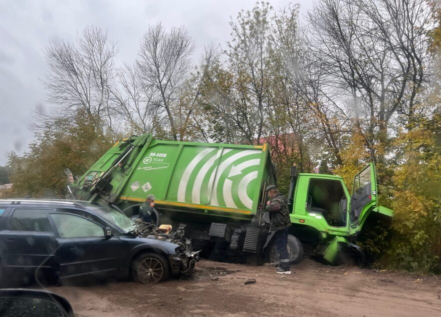 В Твери лоб в лоб столкнулись мусоровоз и «Вольво»