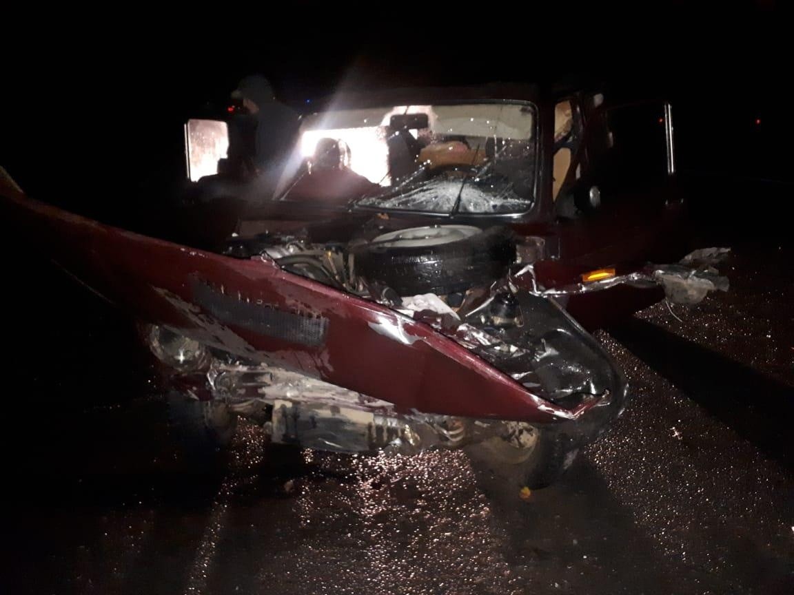 ВАЗ и Nissan столкнулись на трассе в Тверской области, есть пострадавший