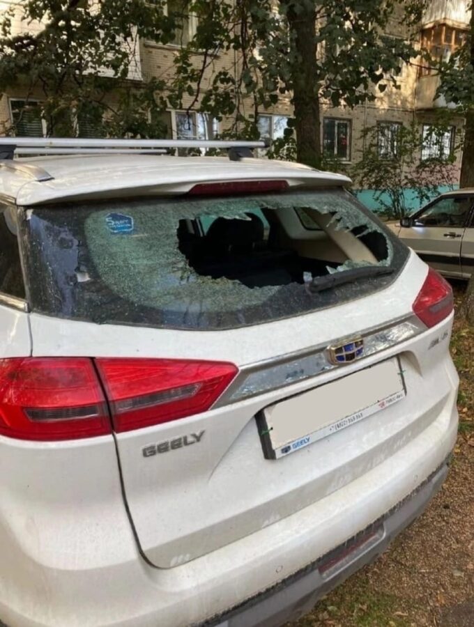 В Твери неизвестный велосипедист продолжает портить чужие автомобили