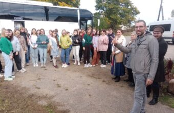 Гости молодежного фестиваля "Новолетие" под Тверью посетили музей гвоздарей Гости молодежного фестиваля "Новолетие" под Тверью посетили музей гвоздарей