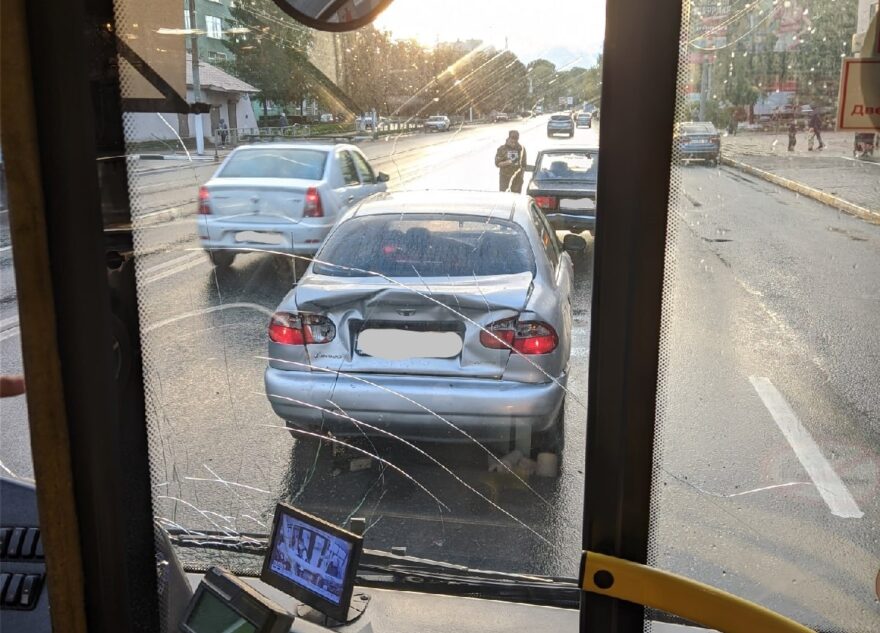 В Твери произошло ДТП с участием автобуса и легковушки