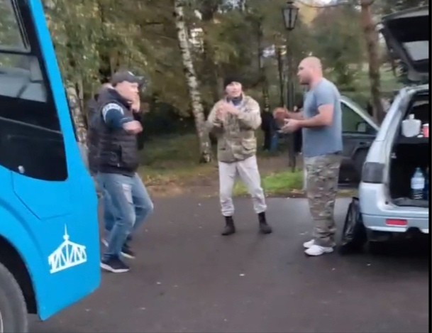 Жители Тверской области провожают мобилизованных мужчин танцами и подарками