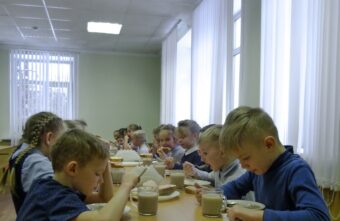 Родителям Тверской области стало проще получить бесплатное школьное питание для ребёнка  