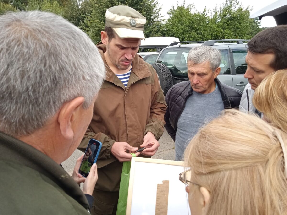 В Тверской области поисковики встретились с родственниками "поднятого" бойца