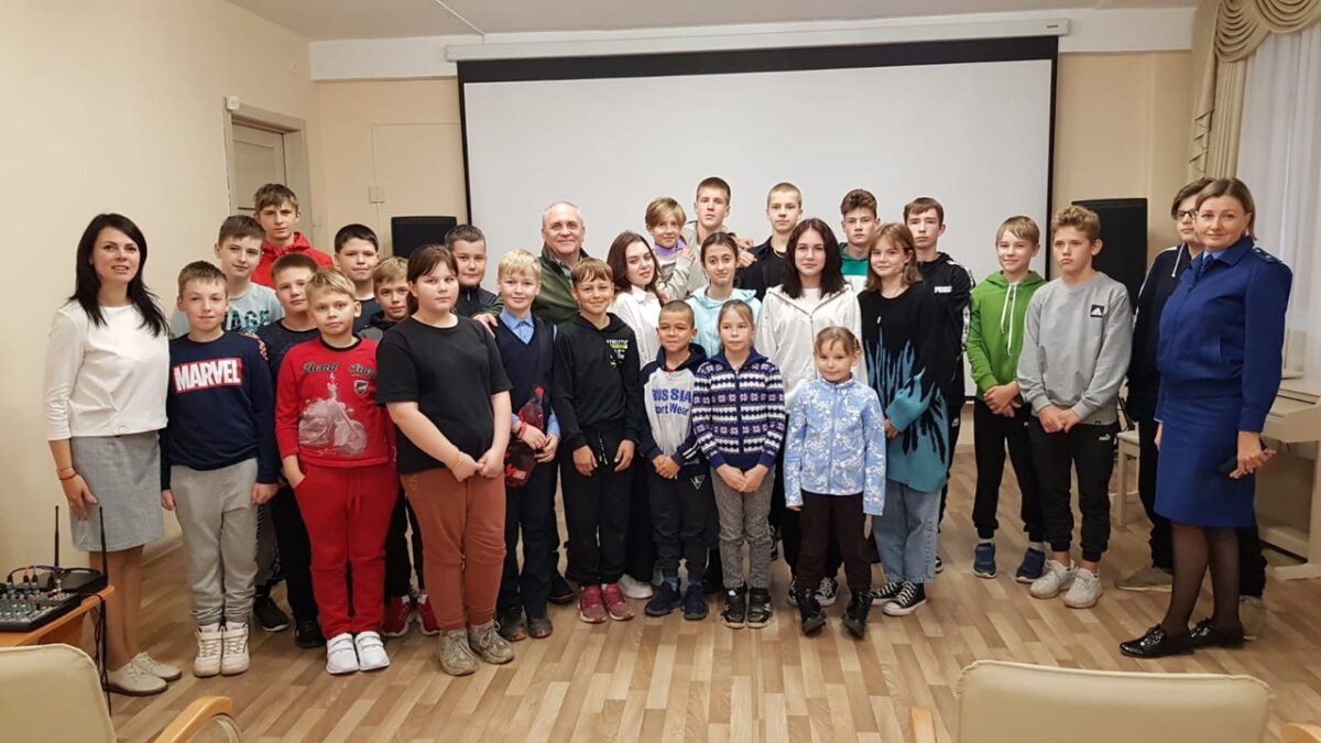 В Лихославле детям показали фильм про Александра Карелина