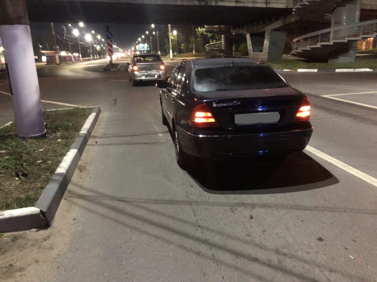 В Твери Мерседес врезался в Рено, 53-летний водитель получил травмы