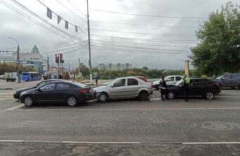 В Твери водитель устроил тройное ДТП и сбежал, бросив машину