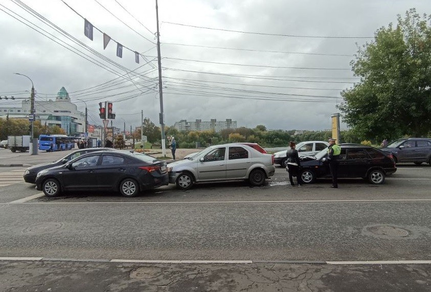 В Твери водитель устроил тройное ДТП и сбежал, бросив машину