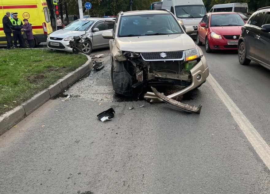 В Твери Suzuki врезался в Ford, есть пострадавший