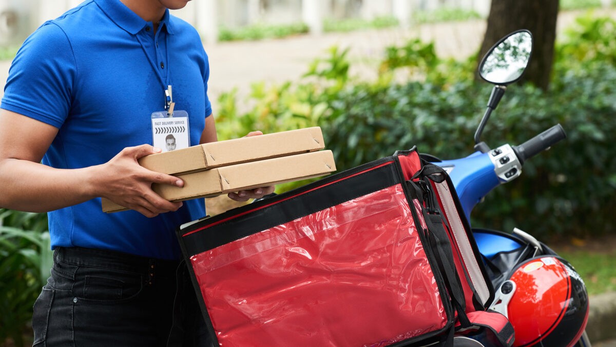 В Тверской области доставщик еды стал жертвой мошенников