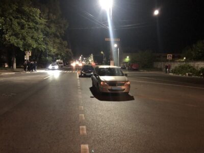 В Твери Мерседес врезался в Рено, 53-летний водитель получил травмы