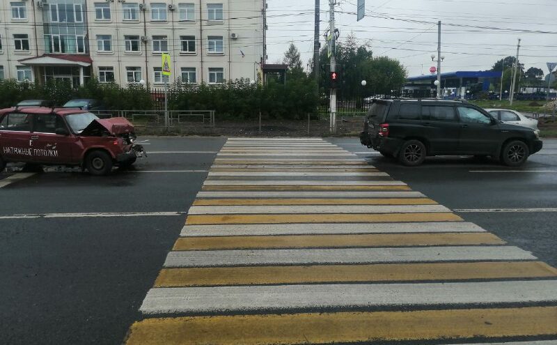 Водители пострадали в столкновении ВАЗа и "Тойоты" в Твери Водители пострадали в столкновении ВАЗа и "Тойоты" в Твери