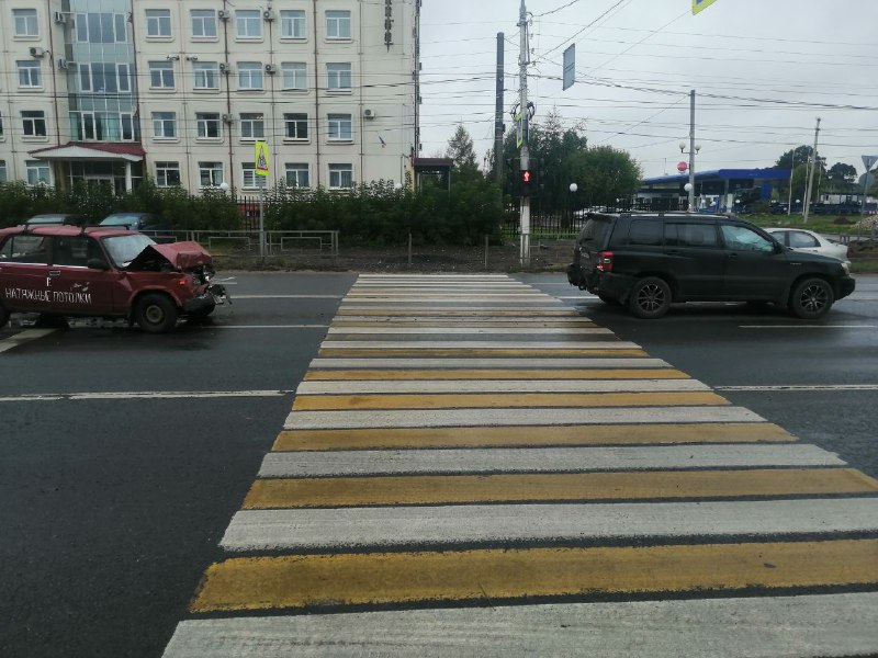 Водители пострадали в столкновении ВАЗа и "Тойоты" в Твери