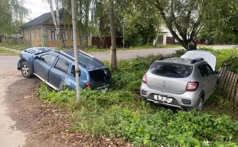 Два человека пострадали в столкновении двух "Рено" в Тверской области Два человека пострадали в столкновении двух "Рено" в Тверской области