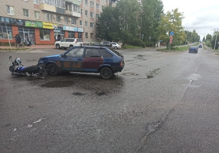 Водитель мопеда попал в больницу после столкновения с ВАЗом в Тверской области
