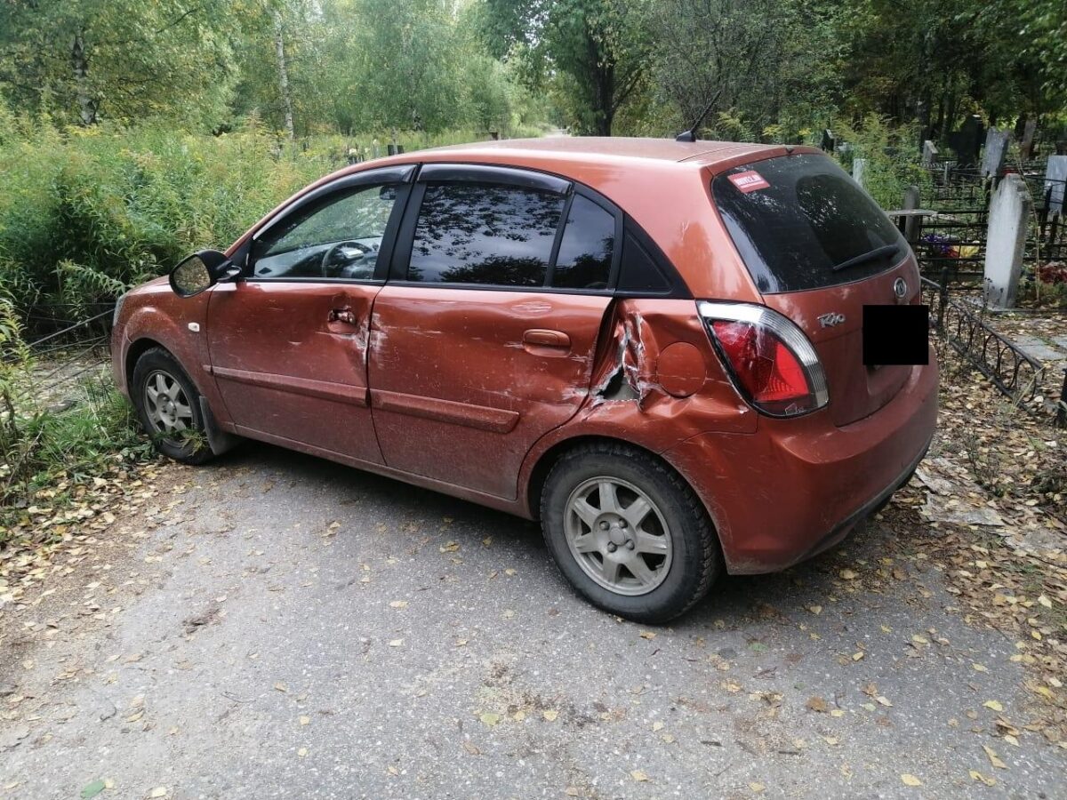 "Киа" и ГАЗель столкнулись на кладбище под Тверью