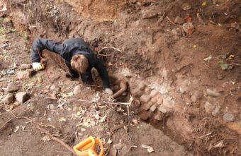 В Калязине при прокладке кабелей находят старинные вымостки и фундаменты