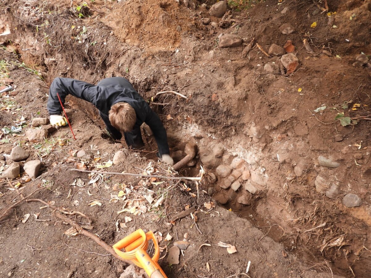 В Калязине при прокладке кабелей находят старинные вымостки и фундаменты