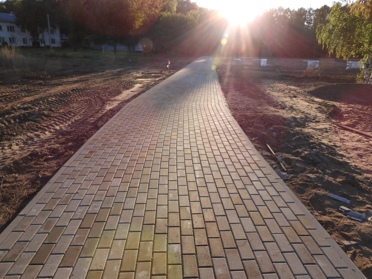 В Калязине продолжаются работы на набережной Волги