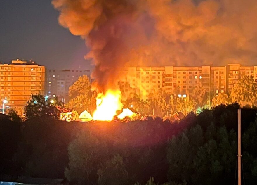 Ночью в Твери загорелся жилой дом в частном секторе