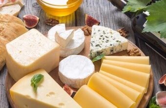 Известный врач-диетолог назвал самый полезный сыр