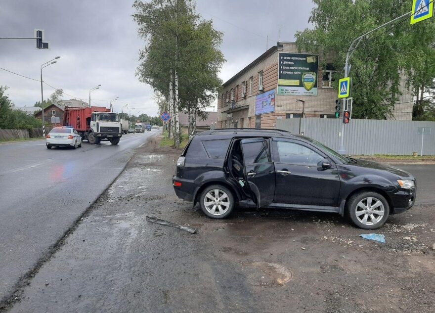Мусоровоз протаранил иномарку в Тверской области, есть пострадавшие Мусоровоз протаранил иномарку в Тверской области, есть пострадавшие