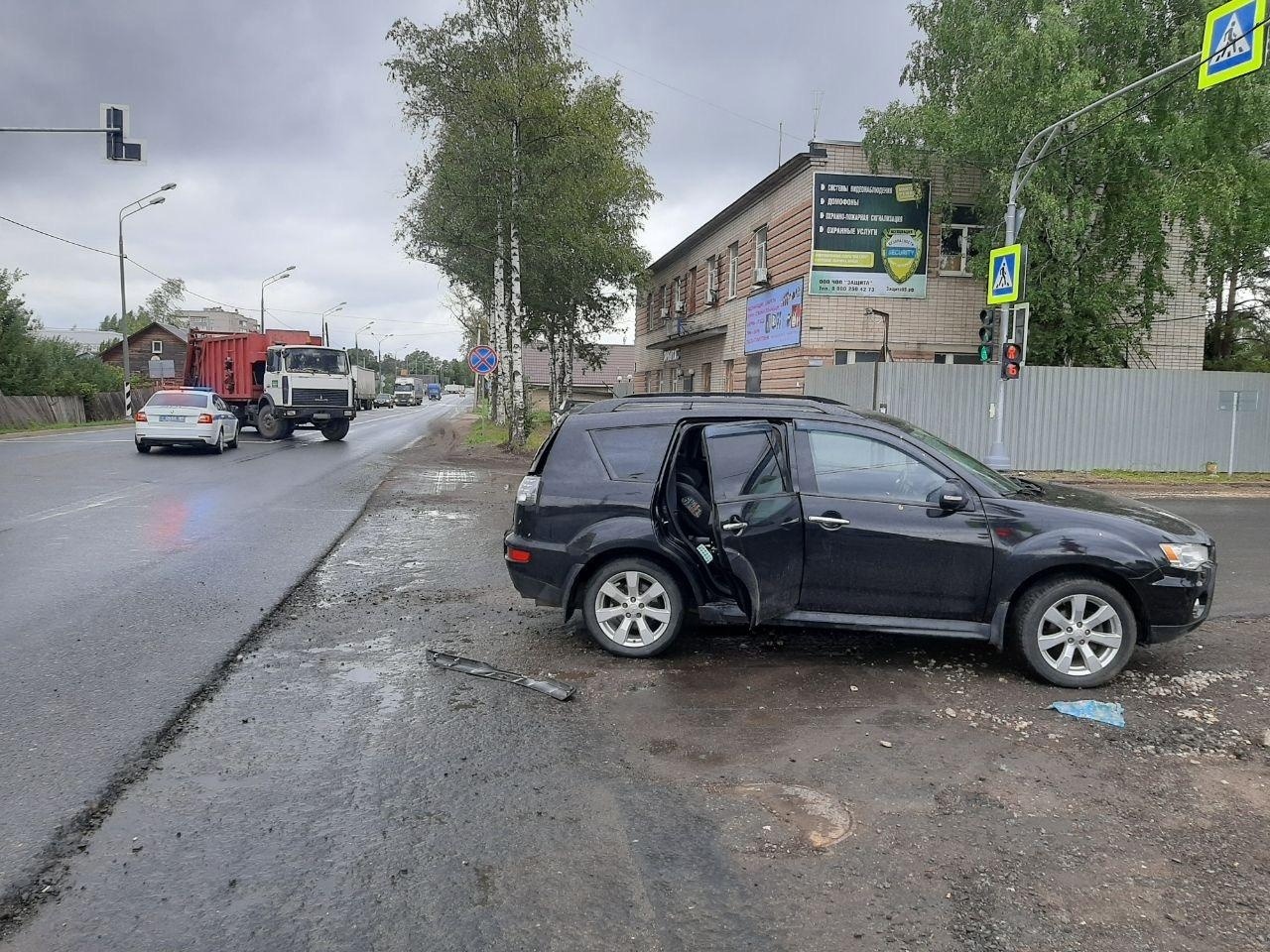 Мусоровоз протаранил иномарку в Тверской области, есть пострадавшие