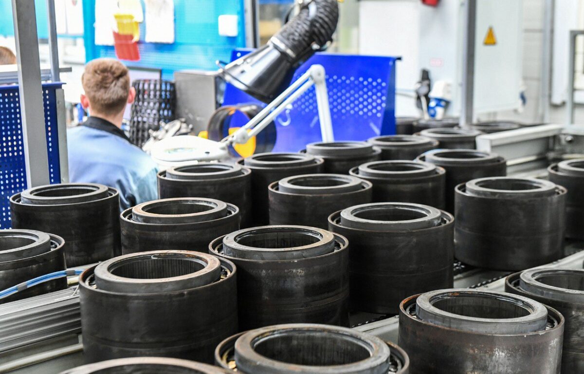 Игорь Руденя посетил импортозамещающие производства железнодорожных подшипников и кофе