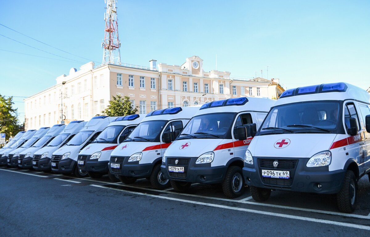 Игорь Руденя передал муниципалитетам Тверской области новые машины скорой медицинской помощи