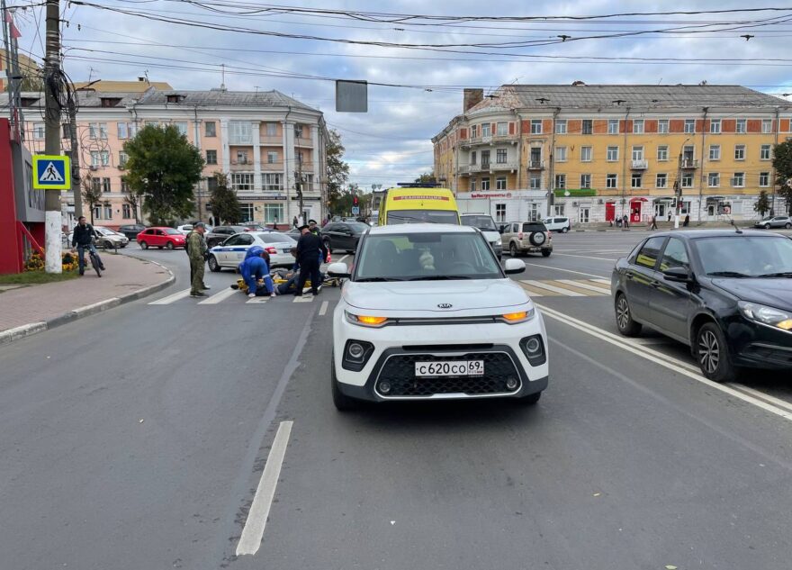 В Твери машина сбила женщину на самокате
