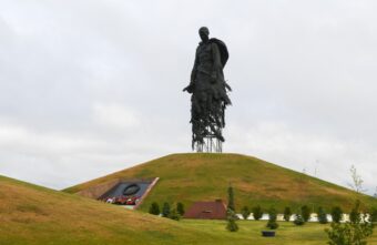 Игорь Руденя возложил цветы к Ржевскому мемориалу Советскому Солдату