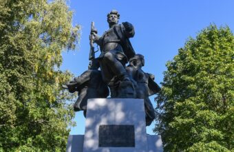 Губернатор Игорь Руденя возложил цветы к памятнику партизанам Великой Отечественной войны в Осташкове