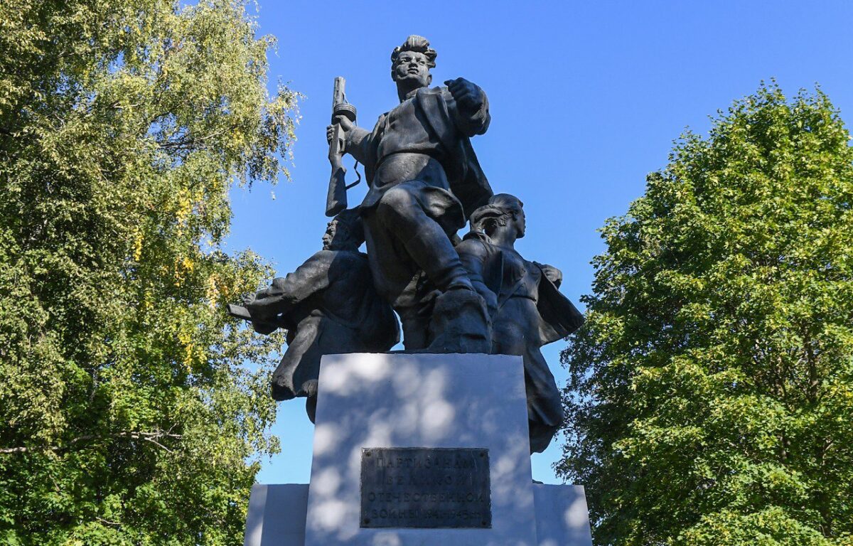 Губернатор Игорь Руденя возложил цветы к памятнику партизанам Великой Отечественной войны в Осташкове