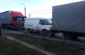 В Твери произошло ДТП с участием трех грузовых машин