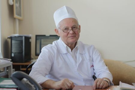 Заведующему кардиохирургическим отделением ОКБ Юрию Казакову присвоено почетное звание «Заслуженный врач Российской Федерации» Заведующему кардиохирургическим отделением ОКБ Юрию Казакову присвоено почетное звание «Заслуженный врач Российской Федерации»