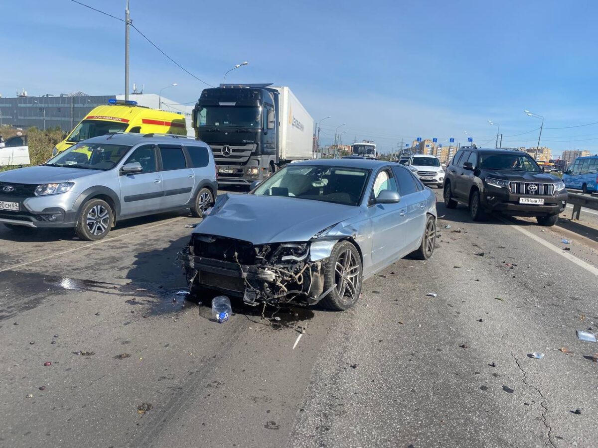 В Твери молодой водитель "Ауди" отправил машину в кювет