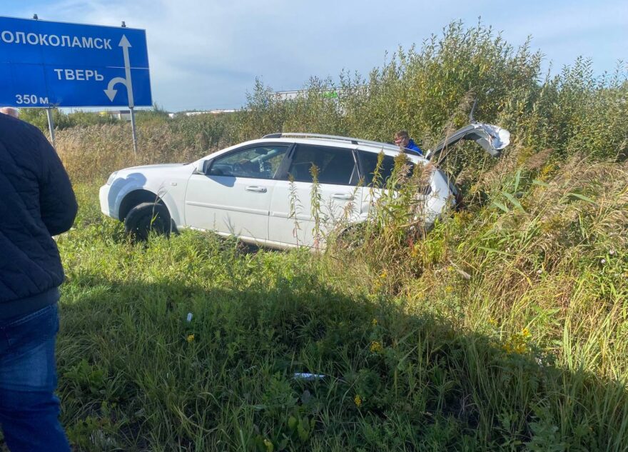 В Твери молодой водитель "Ауди" отправил машину в кювет