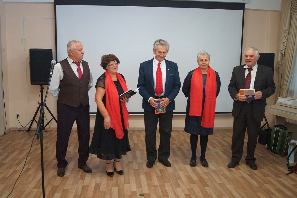 Поэт из Лихославля выпустил новую книгу "Любите жизнь"