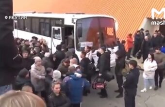 Призывники России желают друг другу удачи у дверей военкоматов Призывники России желают друг другу удачи у дверей военкоматов