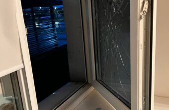 В Твери хулиганы разбили окно местного жителя, а потом избили его